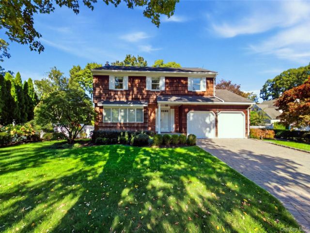  4 BR,  3.00 BTH &nbsp;Colonial style home in Huntington Station