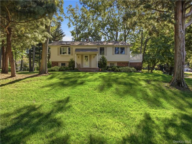  4 BR,  3.00 BTH &nbsp;Hi ranch style home in East Setauket