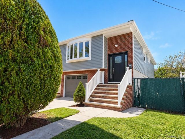  4 BR,  4.00 BTH &nbsp;Raised ranch style home in Heartland Village