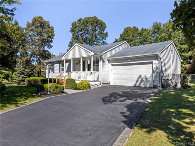  3 BR,  2.00 BTH &nbsp;Ranch style home in Middle Island