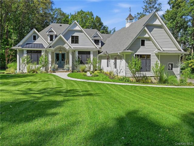 3 BR,  3.00 BTH &nbsp;Farmhouse style home in Nissequogue