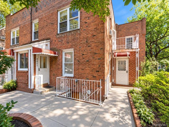  4 BR,  2.00 BTH &nbsp;Colonial style home in Sunnyside