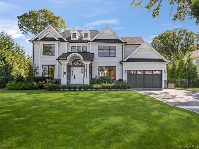  5 BR,  6.00 BTH &nbsp;Colonial style home in Manhasset