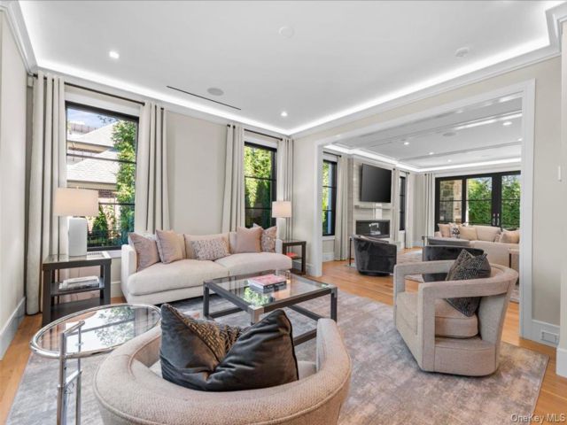 [PHOTO]