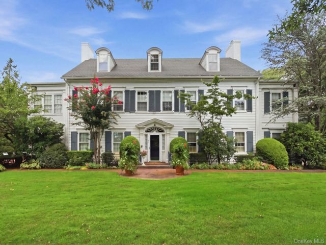  7 BR,  5.00 BTH &nbsp;Colonial style home in Lawrence