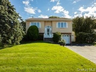  4 BR,  2.00 BTH &nbsp;Hi ranch style home in Holtsville