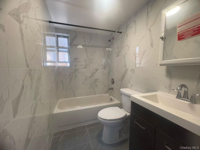  3 BR,  2.00 BTH &nbsp;Colonial style home in Flushing