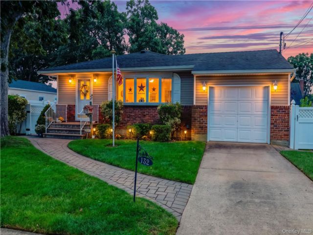  3 BR,  2.00 BTH &nbsp;Ranch style home in Farmingdale