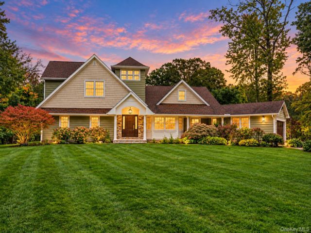  6 BR,  4.00 BTH &nbsp;Colonial style home in Dix Hills