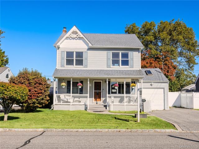  5 BR,  2.00 BTH &nbsp;Colonial style home in West Babylon