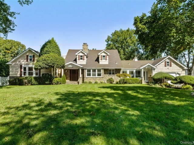  4 BR,  3.00 BTH &nbsp;Ranch style home in Hempstead