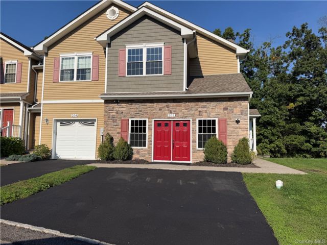  3 BR,  3.00 BTH &nbsp;Condo style home in New Windsor