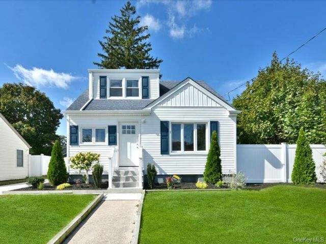  4 BR,  2.00 BTH &nbsp;Cape cod style home in Roosevelt