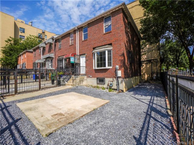  3 BR,  2.00 BTH &nbsp;House style home in Mott Haven