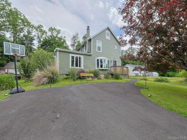  4 BR,  2.00 BTH &nbsp;Colonial style home in Middletown