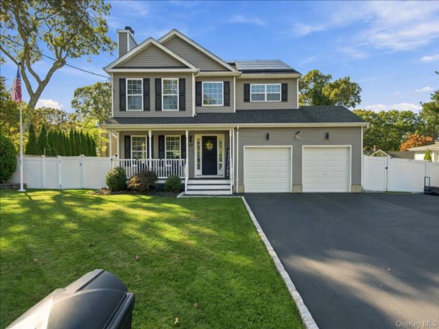  4 BR,  3.00 BTH &nbsp;Colonial style home in Sound Beach