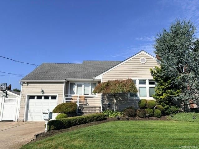  3 BR,  3.00 BTH &nbsp;Exp ranch style home in Wantagh