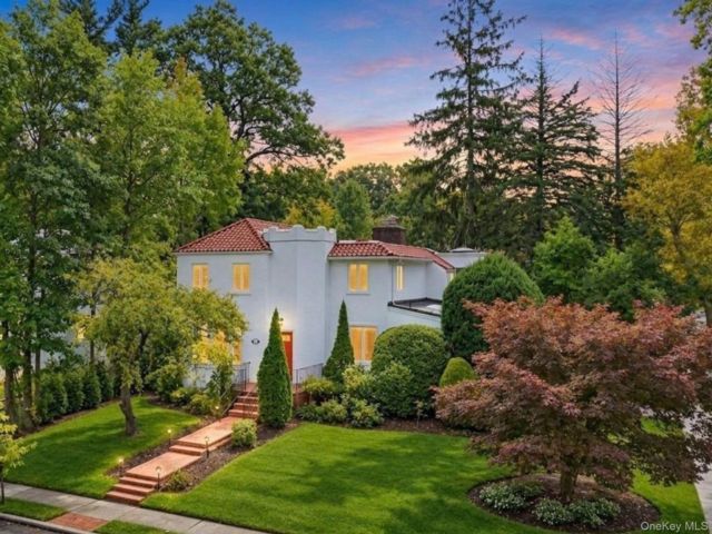  4 BR,  3.00 BTH &nbsp;Mediterranean style home in Great Neck