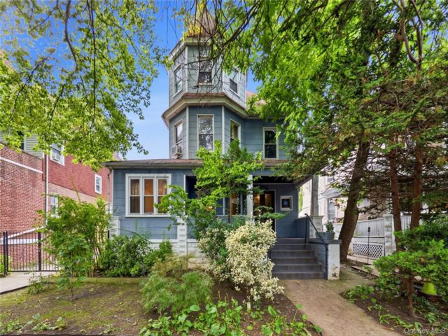  7 BR,  2.00 BTH &nbsp;House style home in Kensington