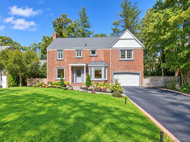  4 BR,  4.00 BTH &nbsp;Colonial style home in Great Neck