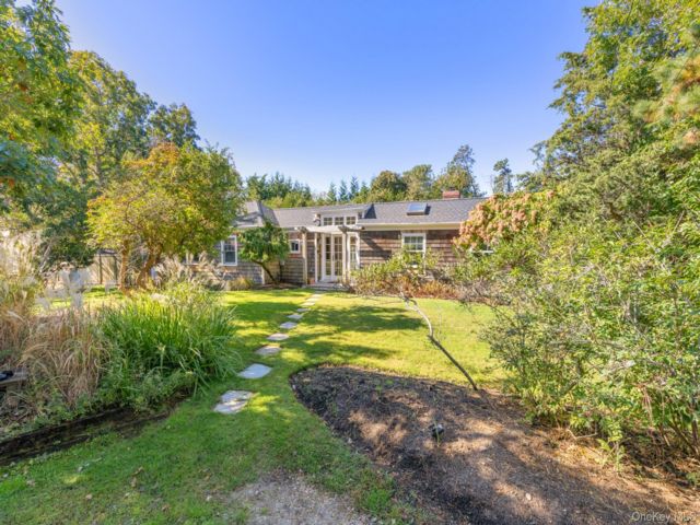  3 BR,  2.00 BTH &nbsp;Cottage style home in Amagansett