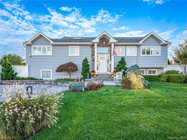  4 BR,  3.00 BTH &nbsp;Hi ranch style home in West Islip