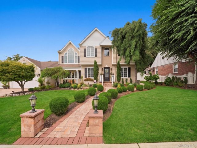  4 BR,  4.00 BTH &nbsp;Colonial style home in West Hempstead