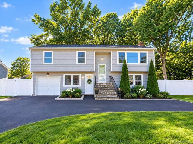  5 BR,  2.00 BTH &nbsp;Other style home in Ronkonkoma