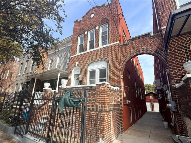  6 BR,  4.00 BTH &nbsp;House style home in Cypress Hills