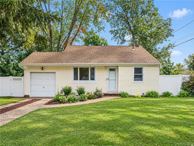  3 BR,  2.00 BTH &nbsp;Split ranch style home in Port Jefferson Station