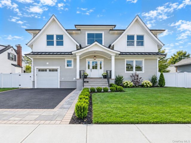  5 BR,  5.00 BTH &nbsp;Colonial style home in East Meadow