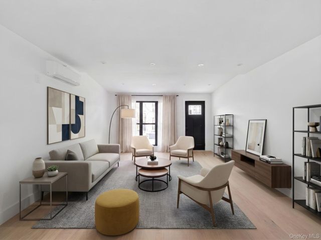 4 BR,  5.00 BTH &nbsp;Colonial style home in Rego Park