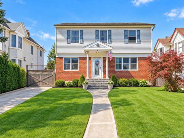 4 BR,  2.00 BTH &nbsp;Colonial style home in East Rockaway