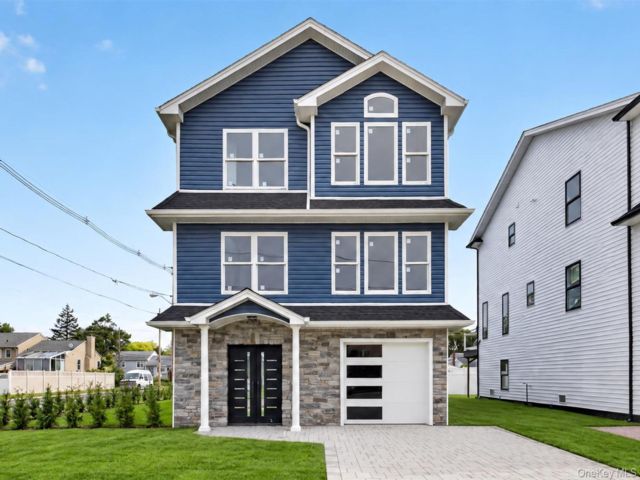  5 BR,  3.00 BTH &nbsp;Colonial style home in Freeport