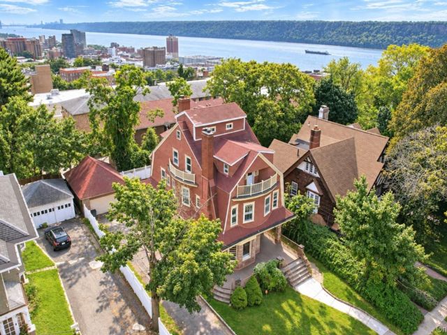  7 BR,  4.00 BTH &nbsp;Victorian style home in Yonkers