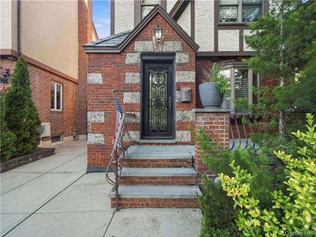 4 BR,  4.00 BTH &nbsp;Colonial style home in Maspeth
