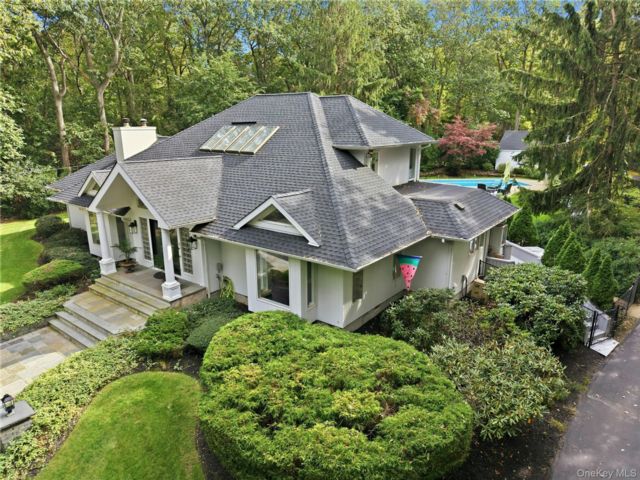  4 BR,  4.00 BTH &nbsp;Post modern style home in Setauket
