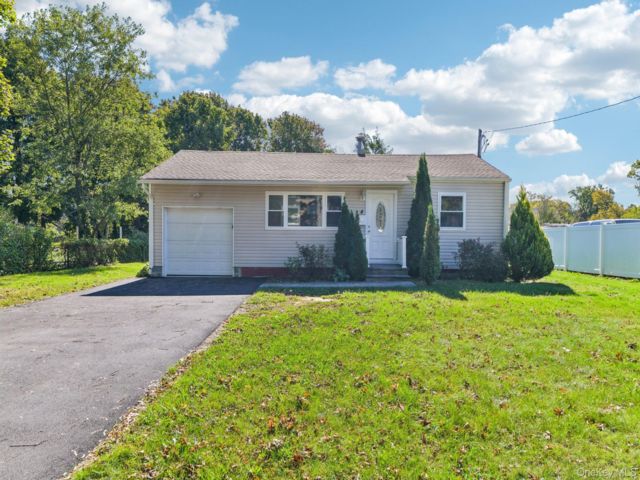  3 BR,  2.00 BTH &nbsp;Ranch style home in Brentwood
