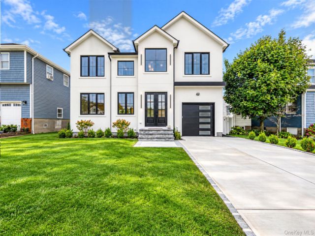  4 BR,  4.00 BTH &nbsp;Modern style home in Babylon