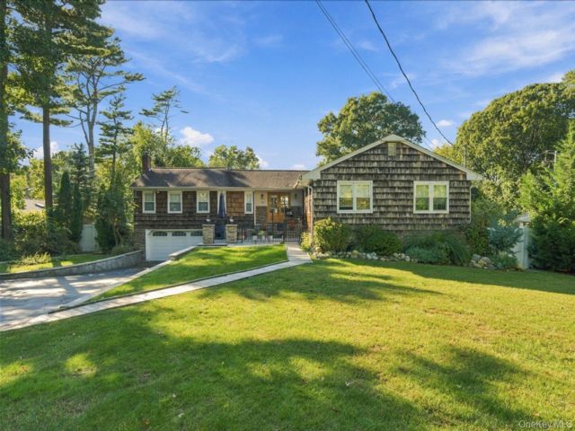  5 BR,  4.00 BTH &nbsp;Exp ranch style home in Miller Place