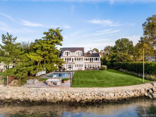  6 BR,  5.00 BTH &nbsp;Colonial style home in Mamaroneck