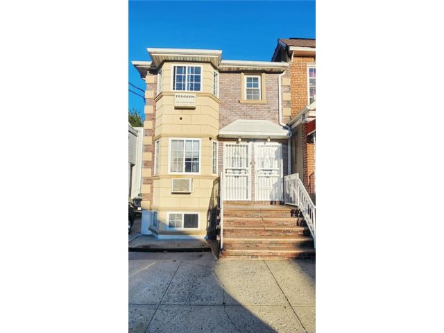  3 BR,  2.00 BTH &nbsp;Colonial style home in East Flatbush