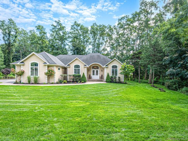  4 BR,  4.00 BTH &nbsp;Exp ranch style home in Shoreham