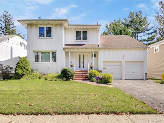  5 BR,  4.00 BTH &nbsp;Colonial style home in Woodmere