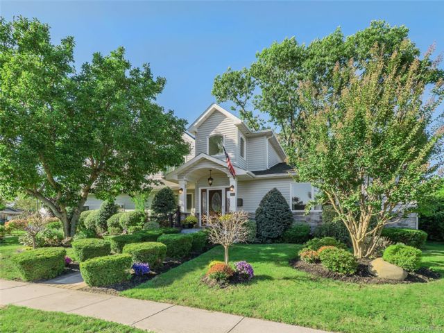  4 BR,  3.00 BTH &nbsp;Colonial style home in Westbury