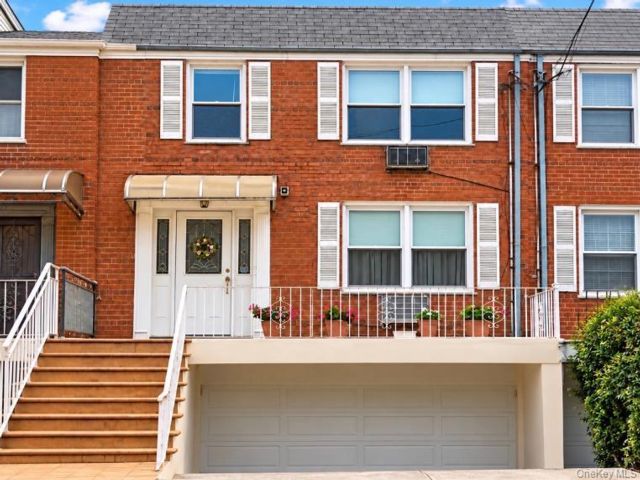  2 BR,  2.00 BTH &nbsp;House style home in Whitestone