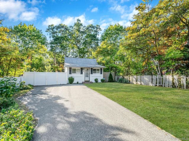  3 BR,  1.00 BTH &nbsp;Ranch style home in Selden