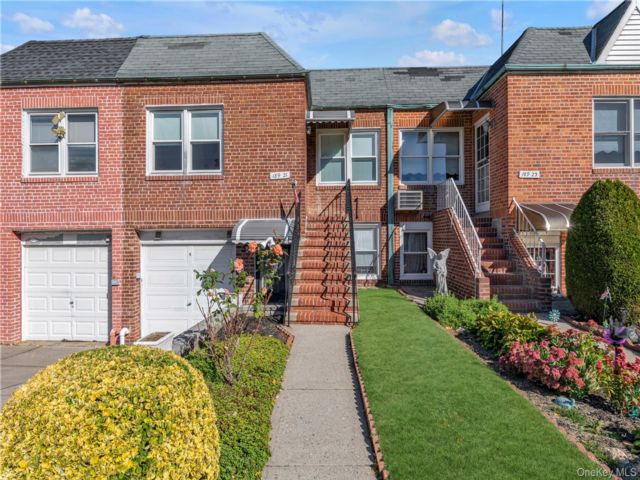  2 BR,  2.00 BTH &nbsp;Ranch style home in Flushing