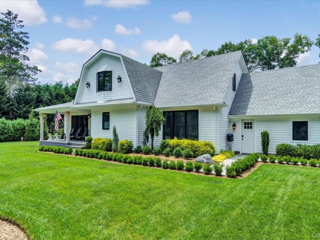  4 BR,  3.00 BTH &nbsp;Traditional style home in Westhampton Beach