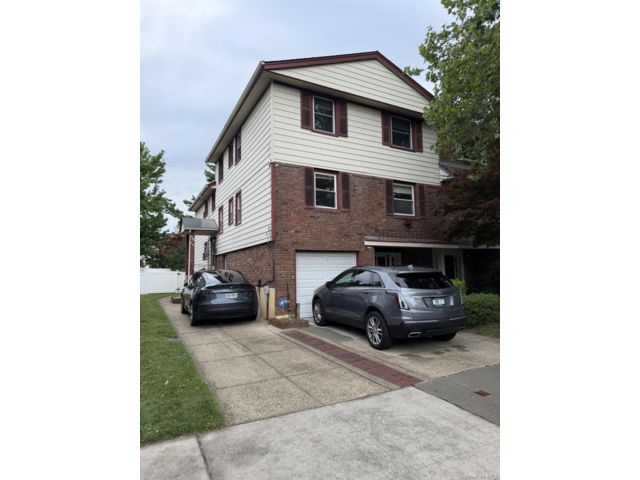  4 BR,  3.00 BTH &nbsp;Other style home in Bayside